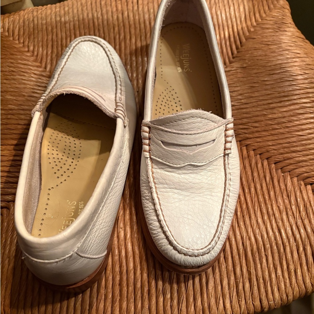 White Weejuns soft leather loafers for women by G.H Bass. - Picture 2 of 4